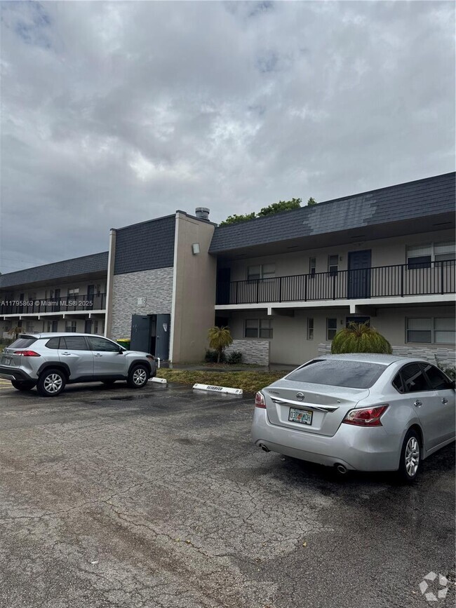 Building Photo - 8051 S Colony Cir