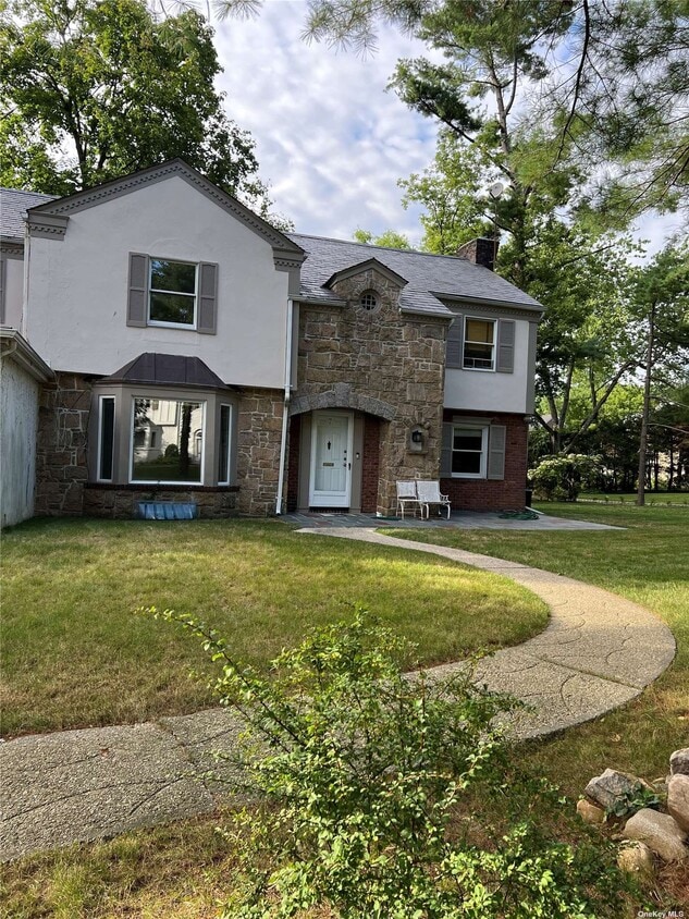 7 Woodland Pl, Great Neck, NY 11021 House Rental in Great Neck, NY