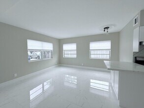 Building Photo - 2725 Middle River Dr