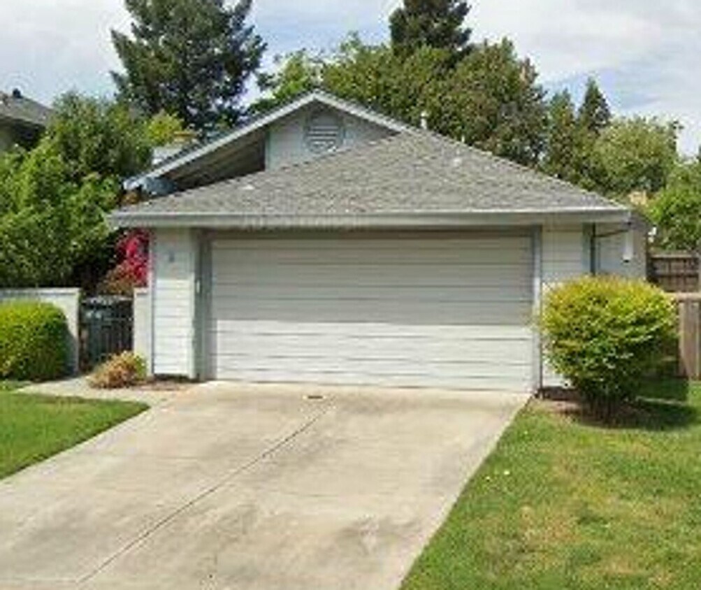 Foto principal - Updated 3 Bedroom 2 Bathroom Home in Pocke...