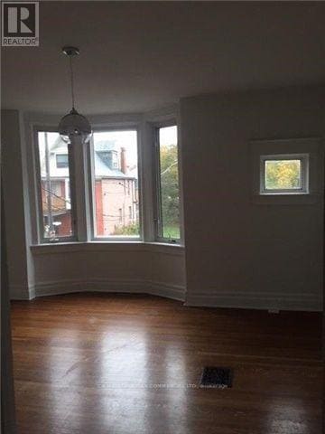 Photo du bâtiment - 856 Carlaw Ave