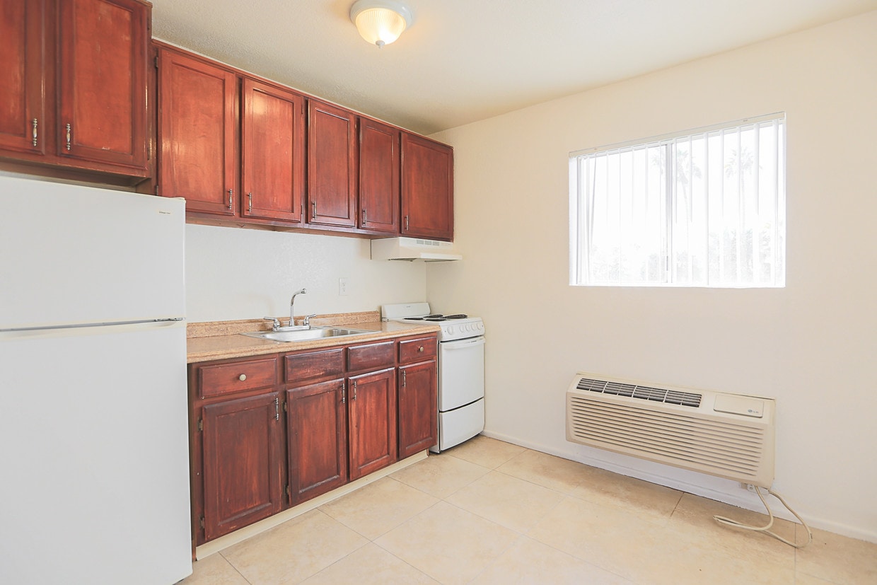 Primary Photo - 2020 W Orangewood Ave