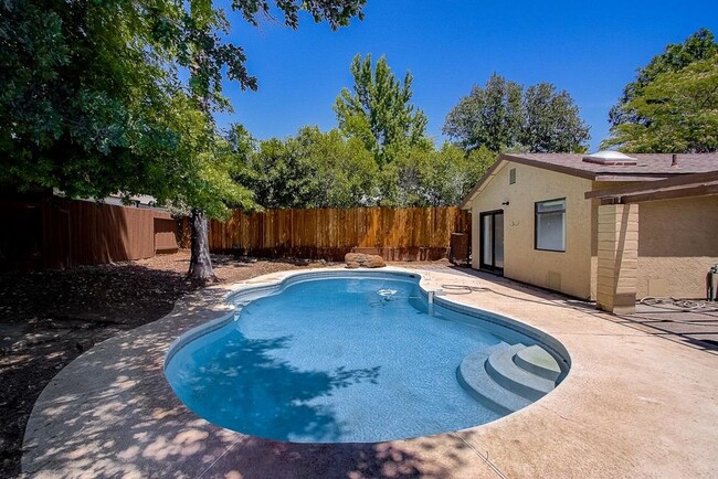 Building Photo - Single Story with a Pool Available Mid March