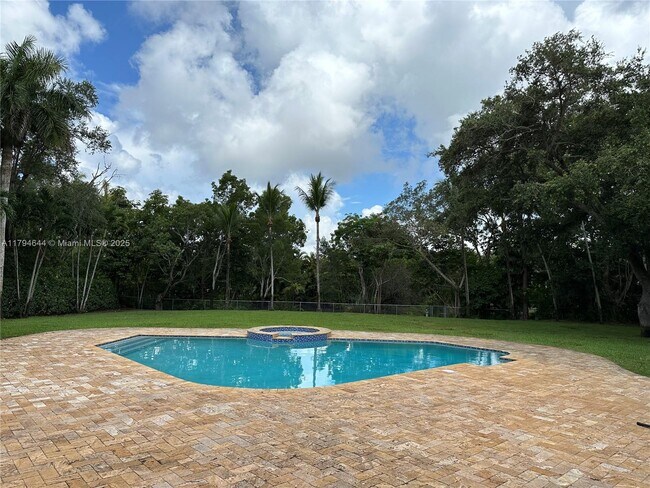 Foto del edificio - 10600 SW 69th Ave