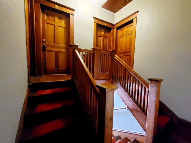 Foto del edificio - 2 bedroom, 1 bath four-plex apartment on 2nd floor in Munger Place Historic District!