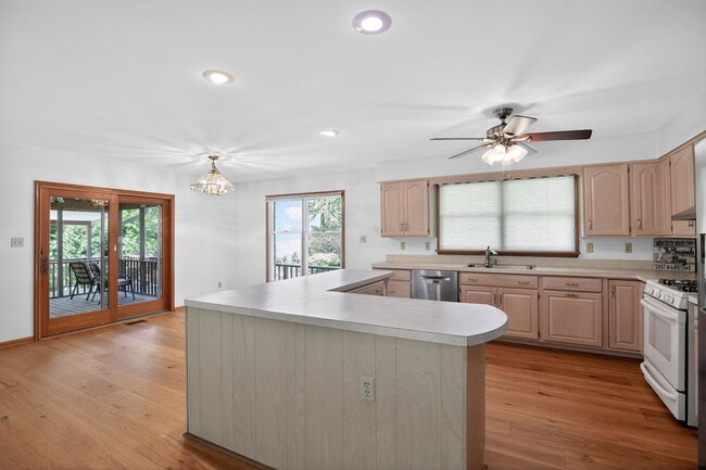 Building Photo - 3523 Hilltop Dr