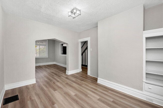 Building Photo - ABSOLUTELY STUNNING 4 BEDROOM HOUSE IN THE...