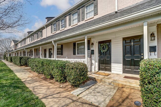 Foto del edificio - Charming Townhome in Sought-After Williams...