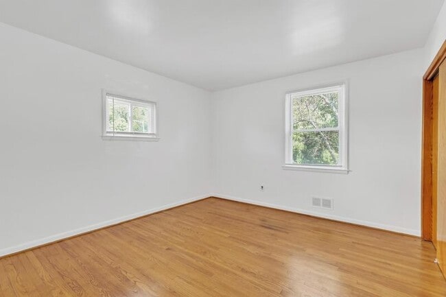 Foto del edificio - 8212 Dorset Ave