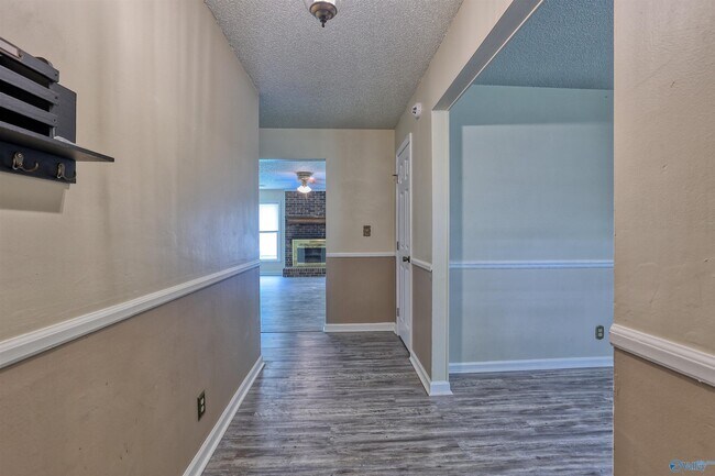 Foto del edificio - 805 Crestview Dr