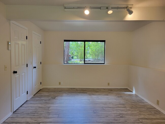 Building Photo - 160 Foxfield Dr
