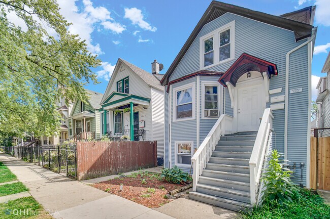 Building Photo - 3325 W Berteau Ave