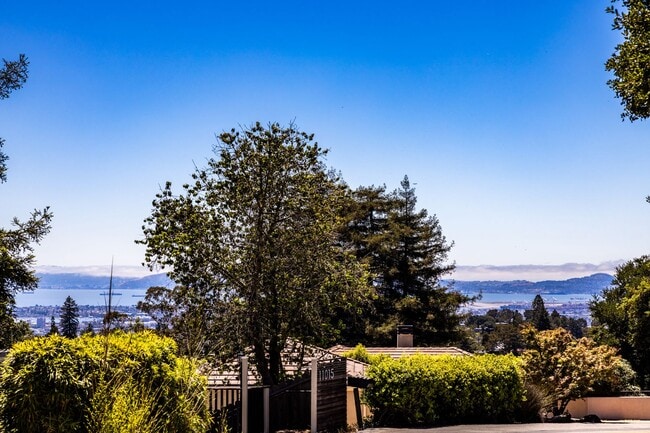 Foto del edificio - Beautiful Home in the Oakland Hills with v...