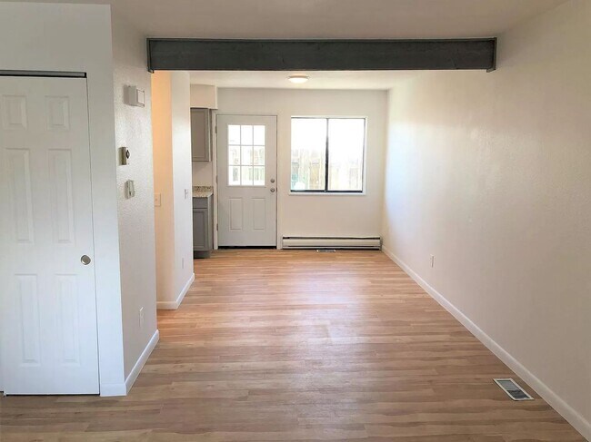 Foto del edificio - Updated 2B/1.5B Town Home-Available Now!