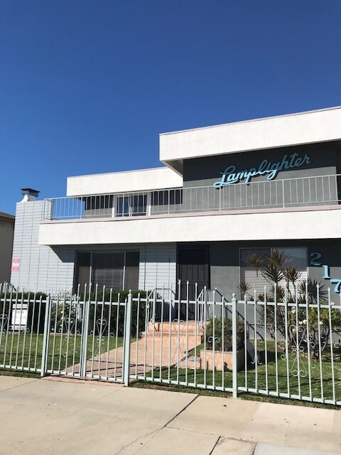 Building Photo - 217 E Hazel St