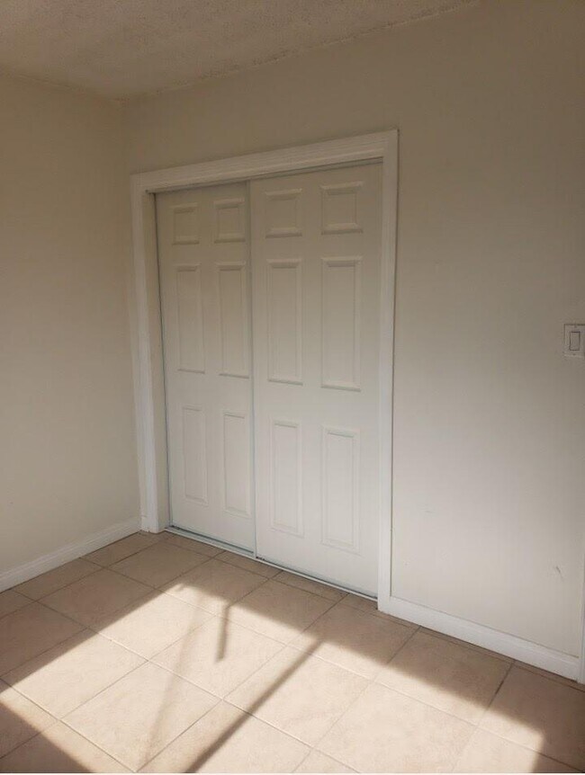 Building Photo - 712 S Acacia Ave