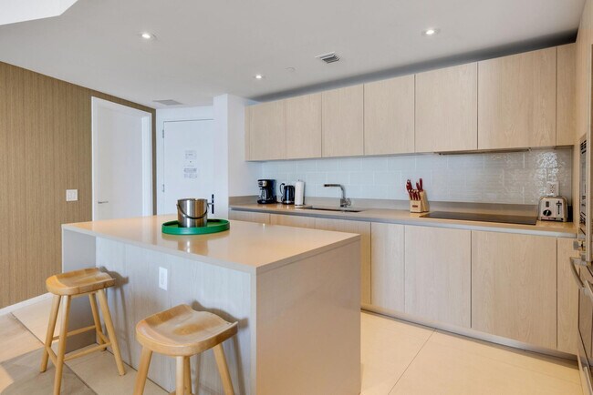 Building Photo - 3101 E Hallandale Beach Blvd