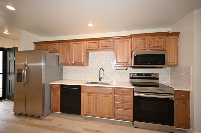 Foto del edificio - Nice 2 bedroom, 2.5 bath Townhouse with ba...