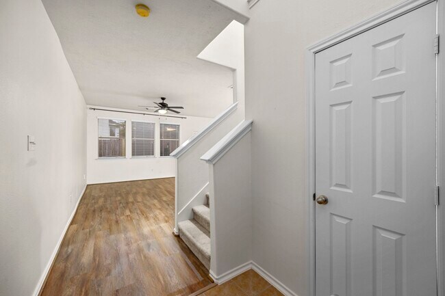 Foto del edificio - 12475 Saratoga Woods Ln