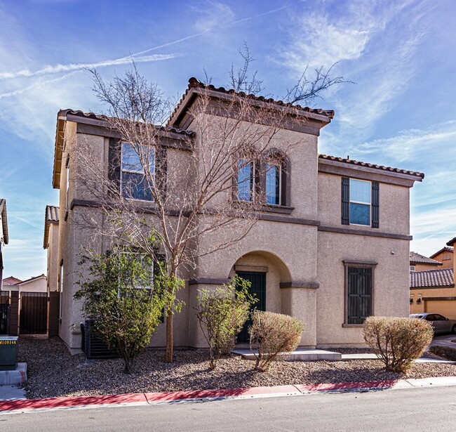 Foto del edificio - Beautiful two-story home