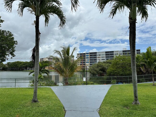 Building Photo - 1723 NE Miami Gardens Dr