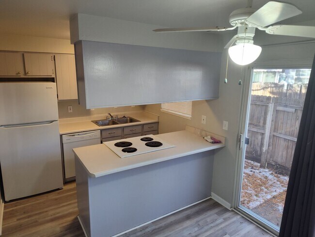 Foto del edificio - 3 Bed / 2.5 Bath Townhome in Longmont – $1,795/month