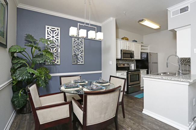 1BR,1BA - 727SF. BROADWAY - DINING AREA - Summer Gate