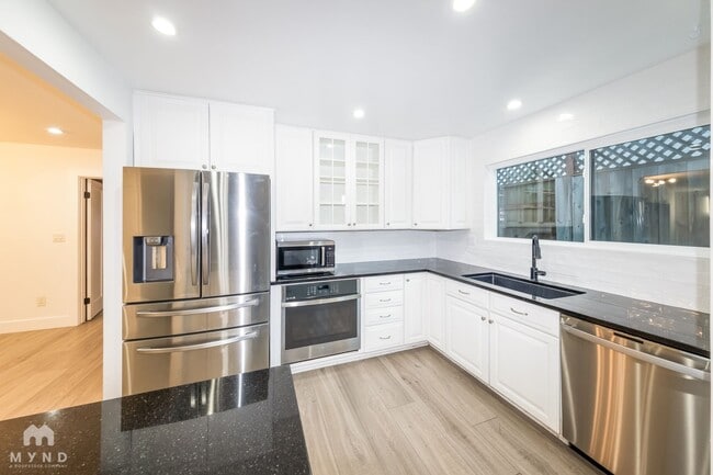 Building Photo - 13942 Mango Dr