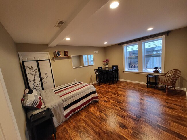 Dormitorio, para su información, preparado con cama tamaño queen. - 2206 Lincoln Ave
