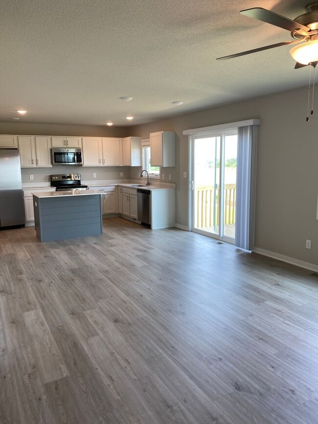 Building Photo - Newer Build Home in Beautiful Norwalk! HUG...