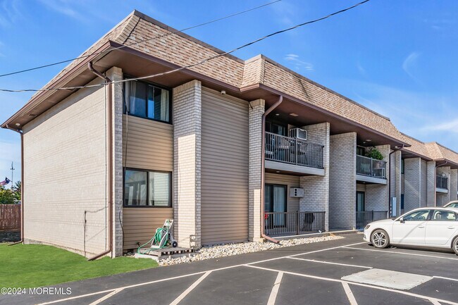 Building Photo - 330 Shore Dr