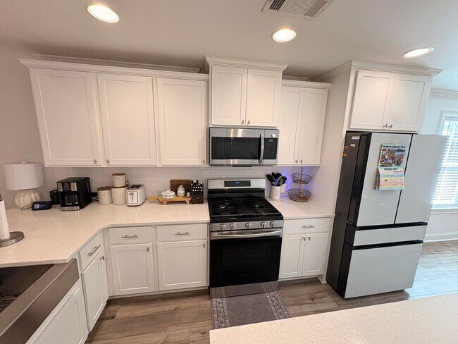 Foto del edificio - Available March!