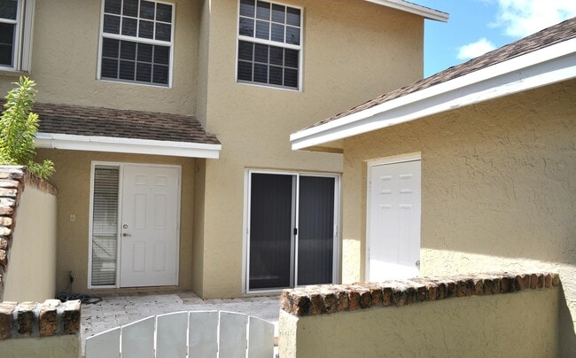 Building Photo - 1402 Maplewood Dr