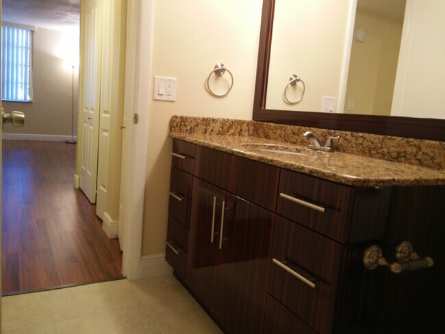 Foto del edificio - 3285 Foxcroft Rd