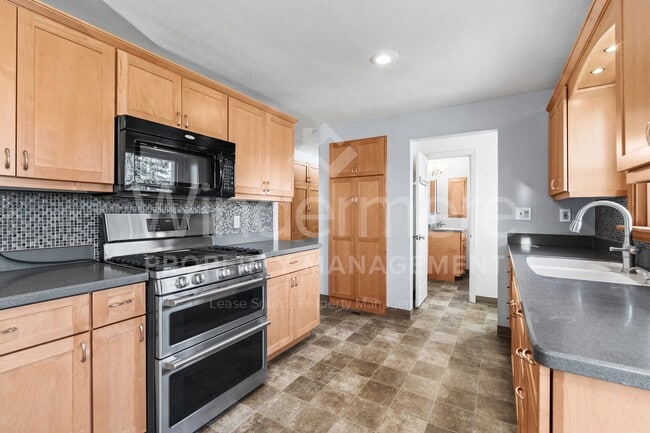 Building Photo - South Hill Charm