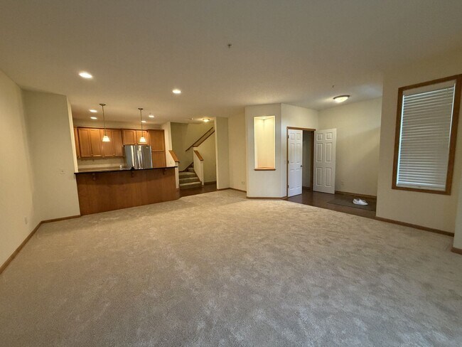 Building Photo - 2 Level Townhome in Maple Grove!