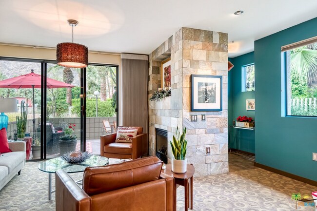 Foto del edificio - 820 E Palm Canyon Dr