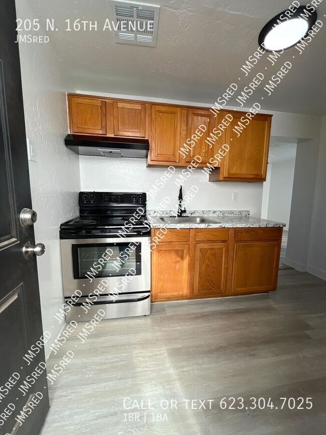 Building Photo - ***1 BR/1BA Casita Near Downtown phx - Hal...