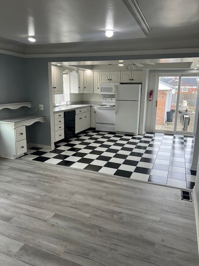 878 Cora St Unit lower, Wyandotte, MI 48192 Apartments in Wyandotte