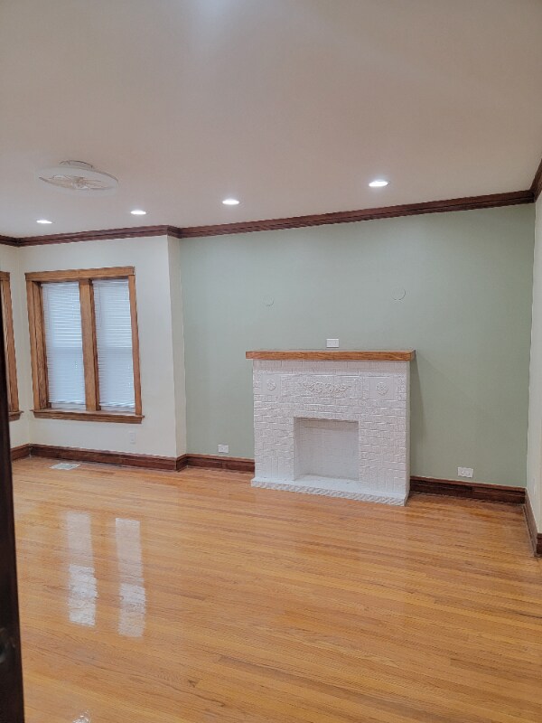 Building Photo - 4830 W Oakdale Ave