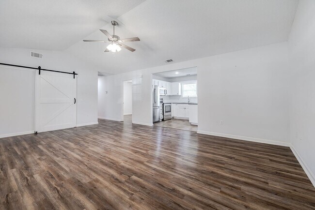 Foto del edificio - Updated 3BR Home with Fenced Yard in the H...