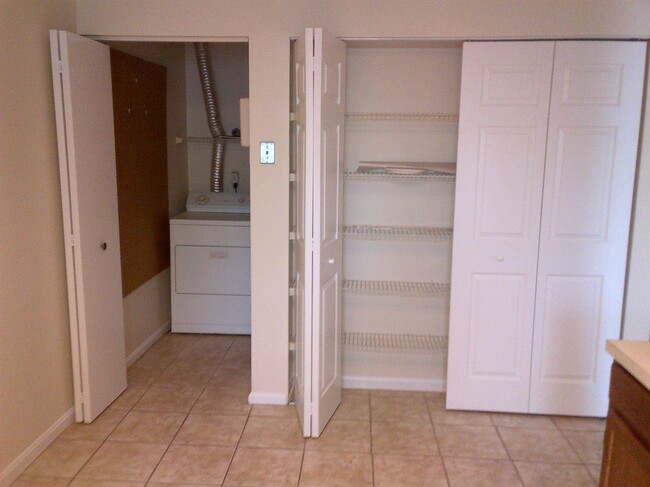 Building Photo - 725 Twin Holly Ln