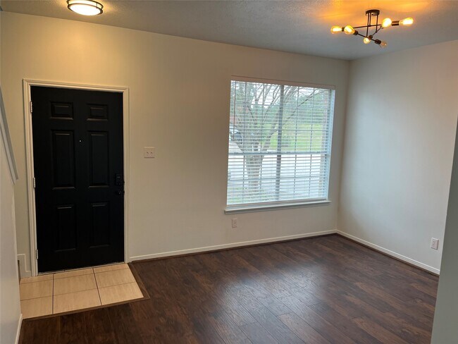 Foto del edificio - 911 Chapwood Ct