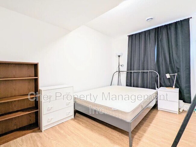 Photo du bâtiment - 13104-13112 112 Ave NW