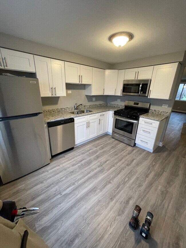 Kitchen - 636 W Pickwick Ct