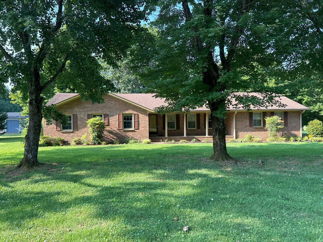 Building Photo - 3453 Meadowwood Dr