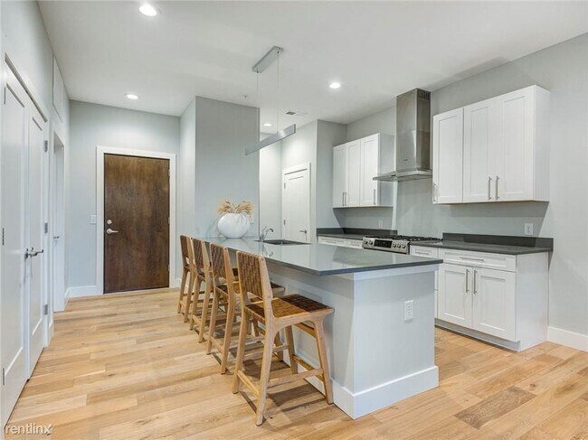 Building Photo - 1 br, 1 bath Condo - 319 E 16th St Unit 308