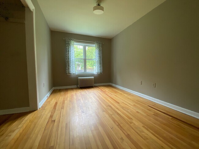 Middle bedroom downstairs - 92 Prospect Pky