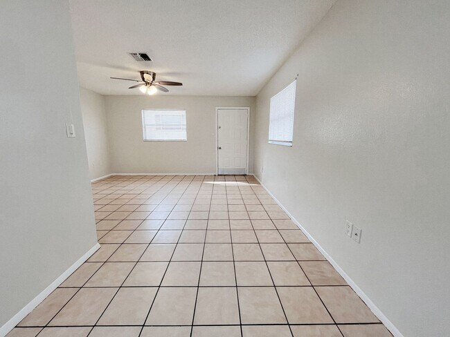 Foto del edificio - 2/1 COMING SOON!