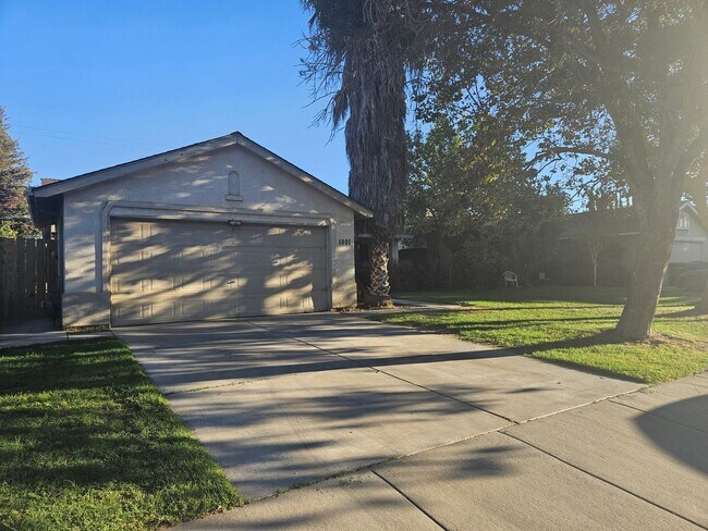 Building Photo - Single story 3 bedroom home in Modesto!